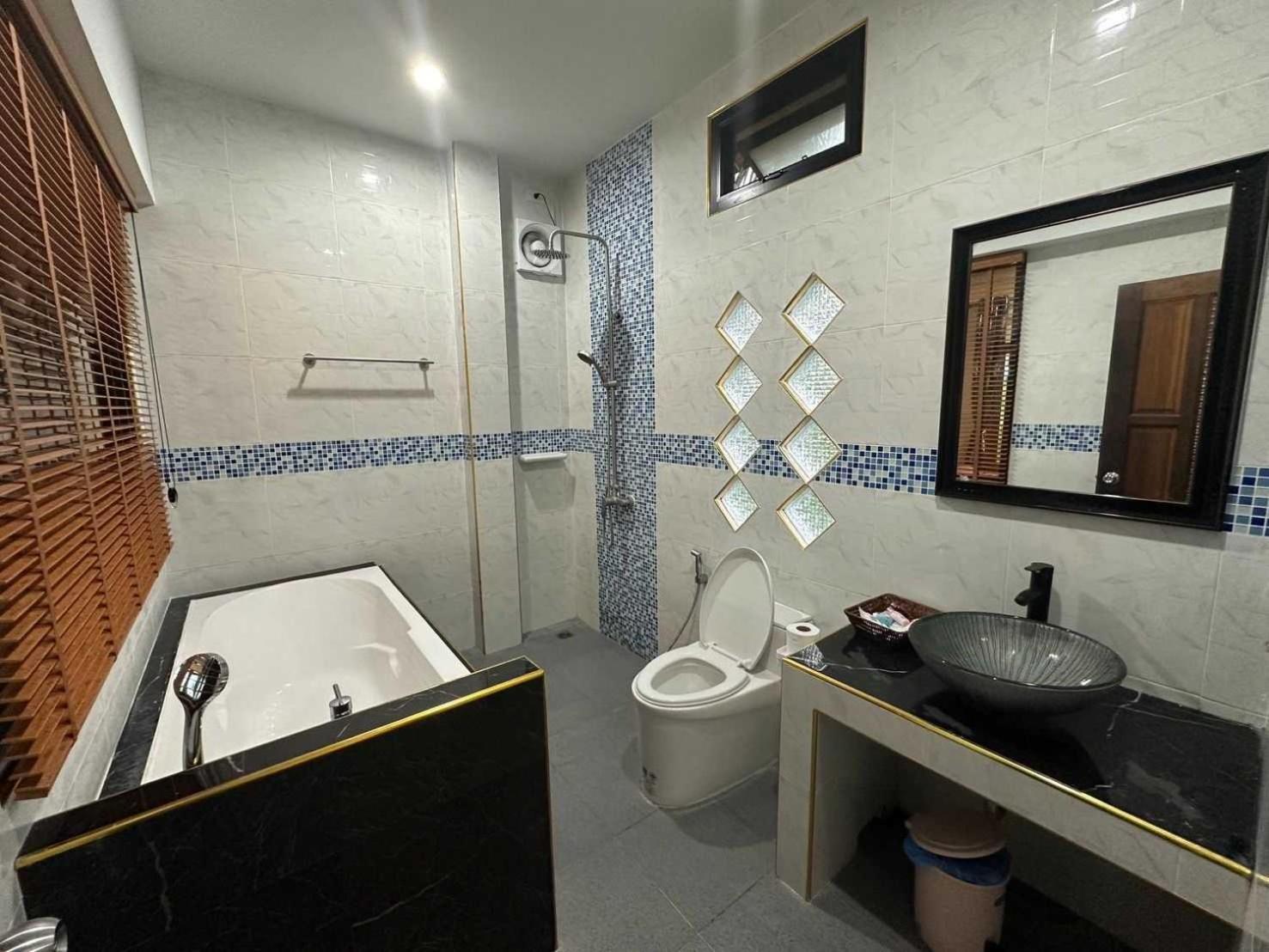 Capital O 75518 Baan Rose Resort Ao Luk Екстер'єр фото