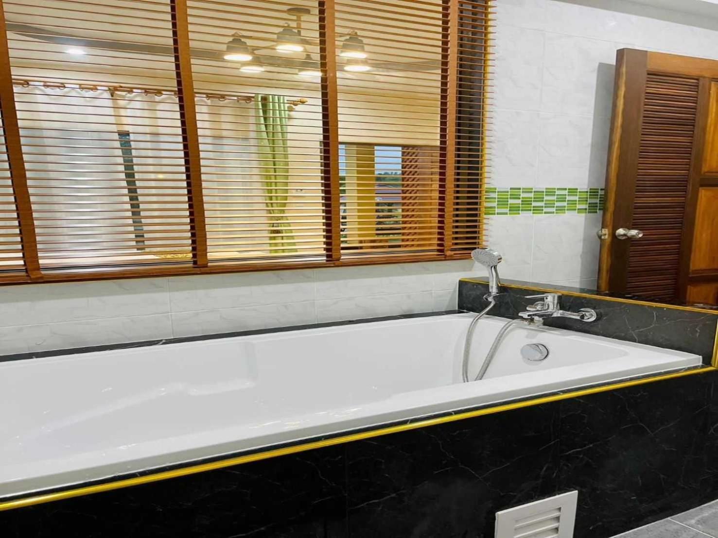 Capital O 75518 Baan Rose Resort Ao Luk Екстер'єр фото