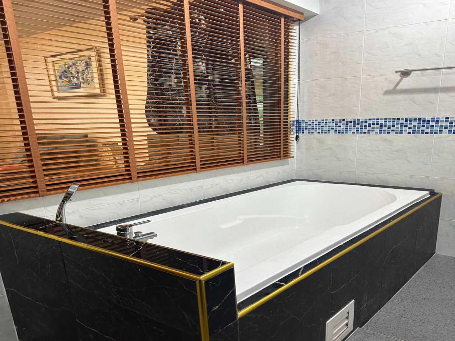 Capital O 75518 Baan Rose Resort Ao Luk Екстер'єр фото